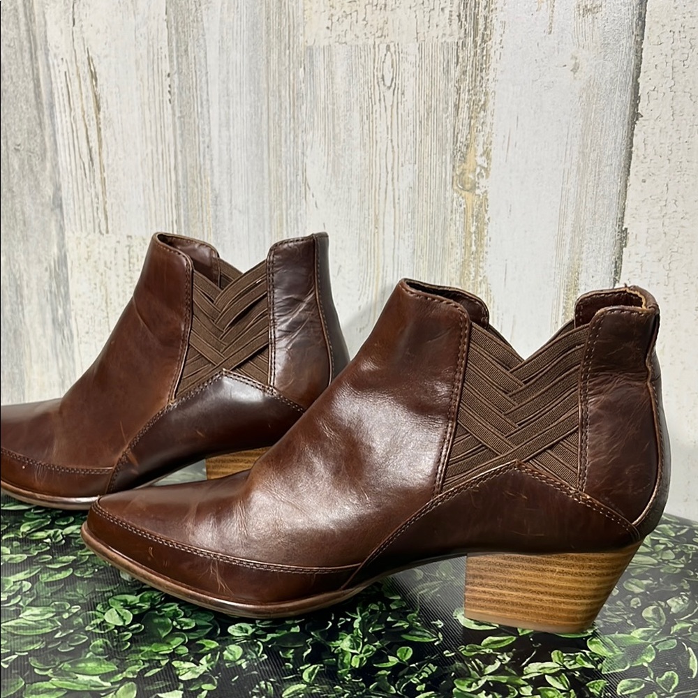 Kelsi Dagger Brown Ankle Boots with Western Flair Size 10 - Picture 3 of 9